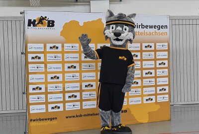 Das Maskottchen Fredi Wolf vor der Siegerehrungswand. Foto: Kreissportbund Mittelsachsen e.V.