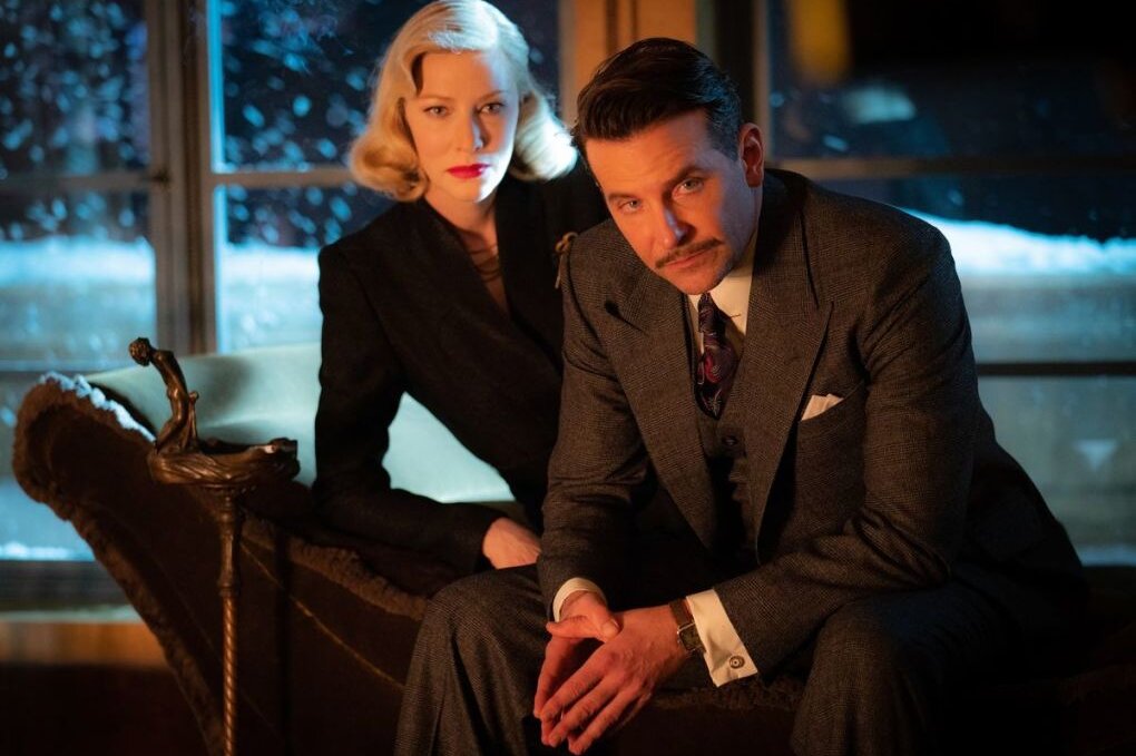 Zusammen mit der Psychologin Dr. Lilith Ritter (Cate Blanchett) heckt Stanton "Stan" Carlisle (Bradley Cooper) einen teuflischen Plan aus.