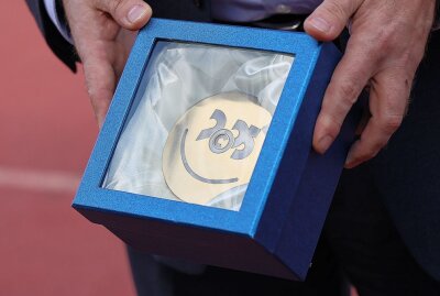 Eine edle Medaille gab´s schon vor Olympia - Zum Abschied gab es für die Chemnitzer Olympiateilnehmer eine ganz besondere Medaille. Foto: Peggy Schellenberger