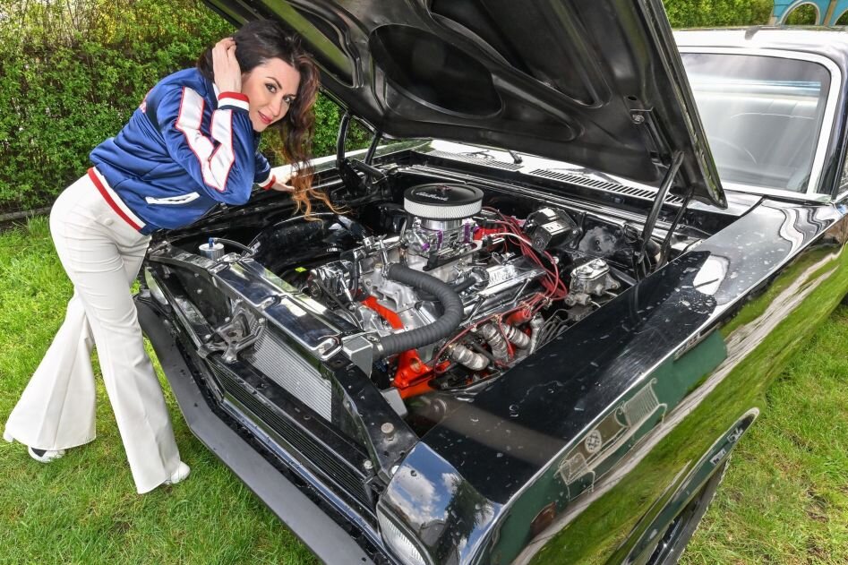 Eine Frau mit Benzin im Blut - Leokadia Hateville, Airbrush- und Grafitti-Künstlerin, steht vor ihrem amerikanischen 69-er Chevrolet Nova mit einem V-8-Motor.