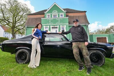 Eine Frau mit Benzin im Blut - Leokadia Hateville und Stefan Lange, Unternehmer stehen vor ihrem gemeinsamen amerikanischen 69-er Chevrolet Nova.