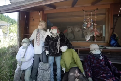 Eine Gemeinde voller Puppen und ein FKK-Dorf? Die außergewöhnlichsten Orte der Welt - Das "Scarecrow" Village. Screenshot: Wissenswert