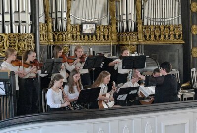 Eine musikalische Reise um die Welt in der Auer Friedenskirche - Zum Stadtjubiläum von Aue hat es ein Konzert in der Friedenskirche gegeben. Foto: Ralf Wendland