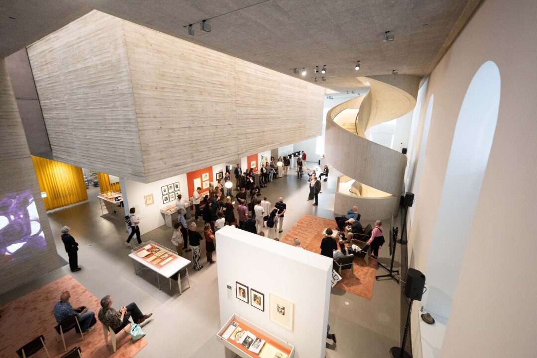 Eine neue Idee von Museum - Archiv der Avantgarden öffnet - Teilnehmer einer Pressekonferenz stehen im Archiv der Avantgarden - Egidio Marzona (ADA) in einem multifunktionalen Raum.