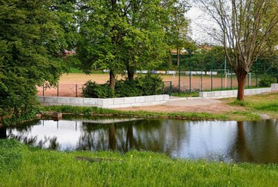 Eine neue Mauer, aber keine Badesaison in Gersdorf - Auch der Hartplatz der Fußballer soll vor Hochwasser geschützt werden. Vorn ist der Vorwärmteich des Bades zu sehen. Foto: Markus Pfeifer