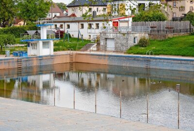 Eine neue Mauer, aber keine Badesaison in Gersdorf - Wann die Reparaturarbeiten im Bad beginnen, ist noch unklar. Foto: Markus Pfeifer
