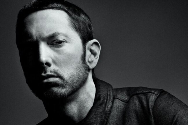 Eminem blickt 2005 mit "Curtain Call: The Hits" auf seine bis dahin größten Erfolge zurück, jetzt legt er mit "Curtain Call 2" nach.