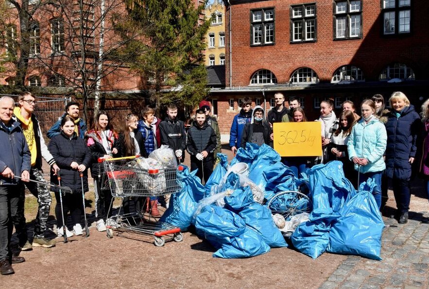 Mit Greifzange und Müllbeutel sammelten die fleißigen Schüler schon 350 Kilo Abfall. . Foto: Steffi Hofmann