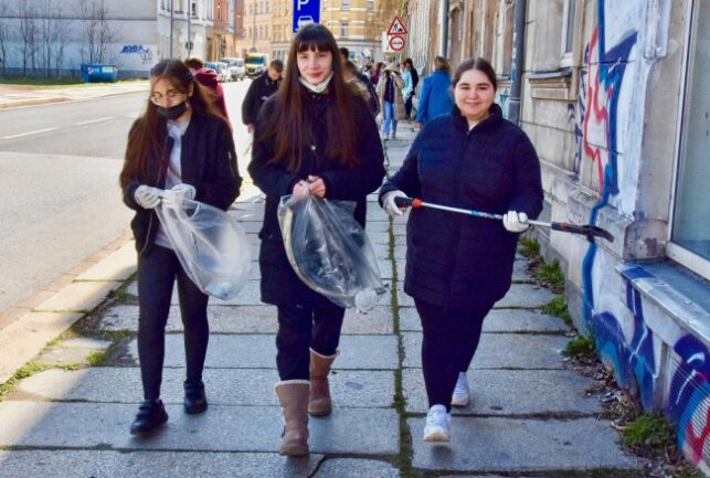 Eine saubere Sache: Schüler entmüllen die Stadt - Mit Greifzange und Müllbeutel machen sich Dina, Vivian und Vanessa ans Werk, den Müll einzusammeln. Foto: Steffi Hofmann