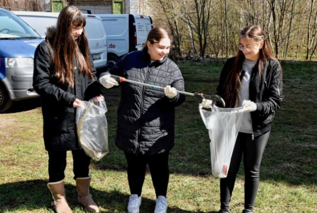 Eine saubere Sache: Schüler entmüllen die Stadt - Mit Greifzange und Müllbeutel sammelten die fleißigen Schüler schon 350 Kilo Abfall. . Foto: Steffi Hofmann
