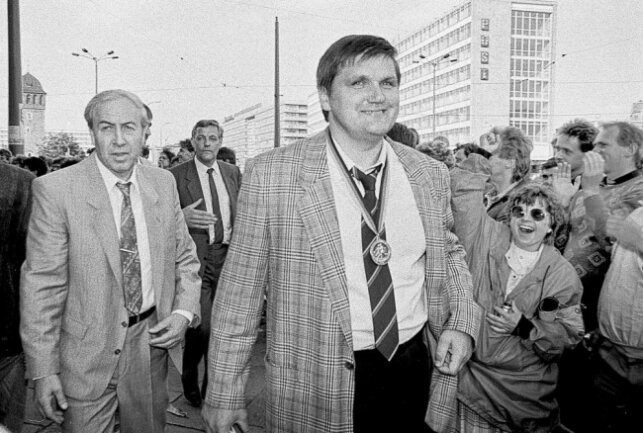 Eine Trainerlegende wird 80: Happy Birthday, Hans Meyer! - Hans Meyer, hier als Trainer des FCK nach der Vizemeisterschaft 1990, nach seiner Vertragsverlängerung in Gladbach: "Wir mussten das Training eine halbe Stunde unterbrechen, weil die Spieler sich so gefreut haben. Einige haben sogar geweint."