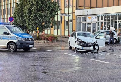 Eine verletzte Person bei schwerem Kreuzungscrash in Chemnitz - Eine Person wird bei einem Unfall in Chemnitz verletzt. Foto: Harry Härtel