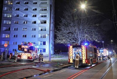 Eine verletzte Person bei Wohnungsbrand in Dresden - Wohnungsbrand eines Hochhauses in Dresden. Foto: Roland Halkasch