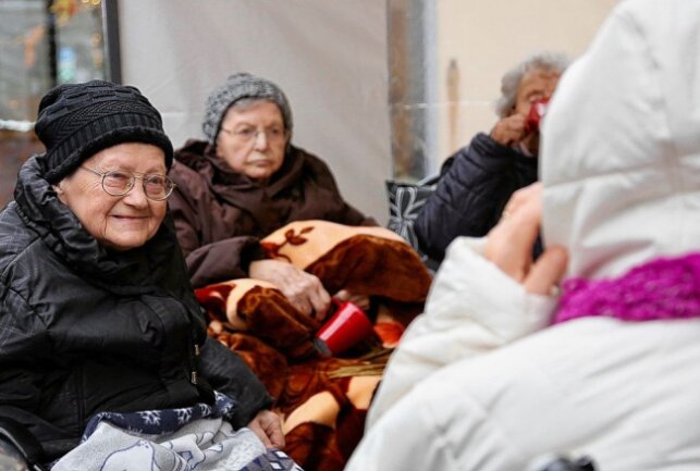 Eine Weihnachts(markt)-Geschichte aus dem Erzgebirge - 35 Bewohner und 15 Pfleger waren auf dem selbstgestalteten Weihnachtsmarkt auf dem Gelände des Pflegeheimes. Foto: Sven Perz
