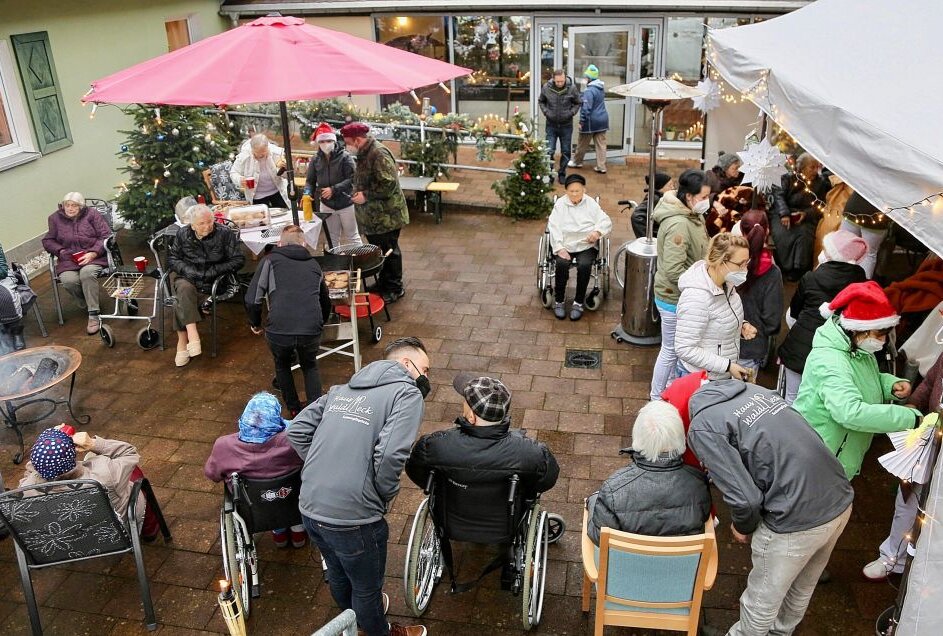 35 Bewohner und 15 Pfleger waren auf dem selbstgestalteten Weihnachtsmarkt auf dem Gelände des Pflegeheimes. Foto: Sven Perz