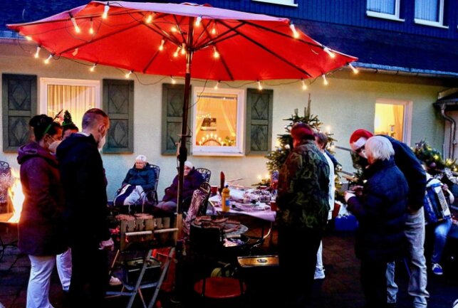 Eine Weihnachts(markt)-Geschichte aus dem Erzgebirge - 35 Bewohner und 15 Pfleger waren auf dem selbstgestalteten Weihnachtsmarkt auf dem Gelände des Pflegeheimes. Foto: Sven Perz