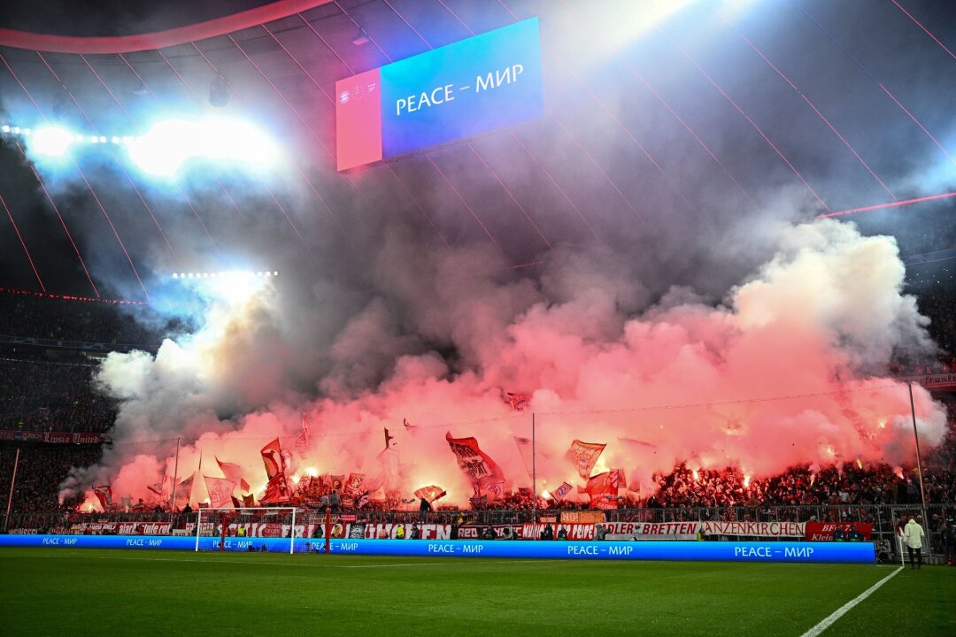 Eine Woche nach UEFA-Sperre: Bayern-Fans zünden Pyrotechnik - Das Zünden von Pyrotechnik könnte für den FC Bayern ein Nachspiel haben.