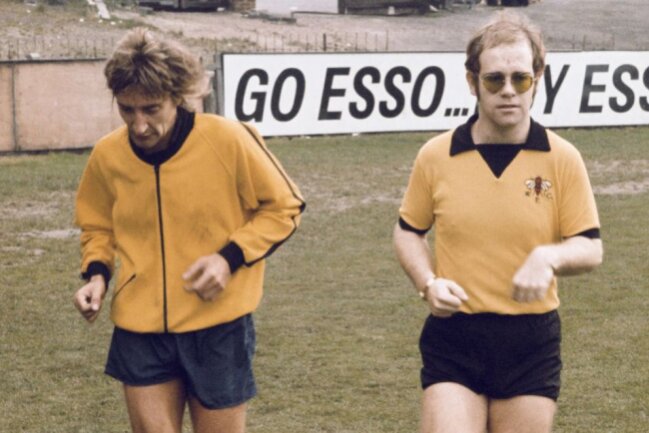 In den 70er-Jahren wohnten Rod Stewart und Elton John nicht weit auseinander - und trainierten auch mal zusammen im Stadion des Fußballclubs Watford FC.