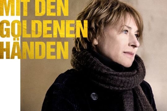 Angesehen, aber nicht gerade sympathisch: Corinna Harfouch spielt in "Das Mädchen mit den goldenen Händen" die engagierte Gudrun, die auch nach ihrem 60. Geburtstag noch große Pläne hat.