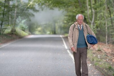 Harold Fry (Jim Broadbent) hat auf seiner "unwahrscheinlichen Pilgerreise" viele lange Straßen vor sich, aber auch einige spannende Begegnungen.