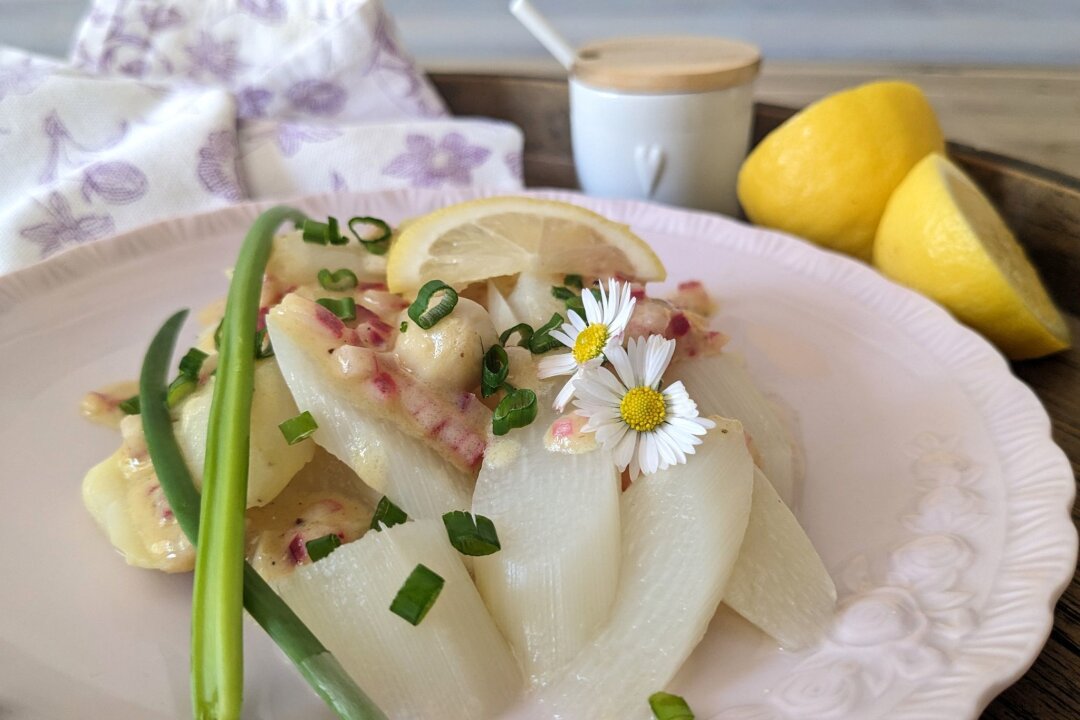 Einfach lecker: Spargelsalat mit Zitronenvinaigrette - Rote Zwiebelwürfelchen und Gänseblümchen verpassen dem Spargelsalat mit erfrischender Zitrusnote ein paar frühsommerliche Farbtupfer.