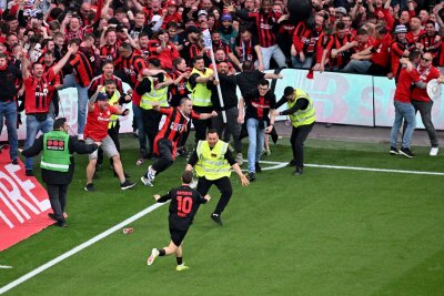 "Einfach nur geil": Bayer macht Meisterstück perfekt - Schon nach dem viertem Leverkusener Tor stürmten Teile der Zuschauer den Platz.