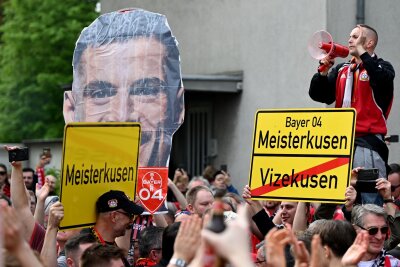 "Einfach nur geil": Bayer macht Meisterstück perfekt - Die Leverkusener Fans feierten ihr Team schon vor dem Anpfiff.