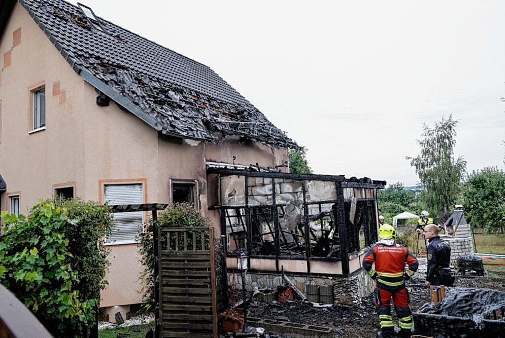 Einfamilienhaus in Brand: Bewohner schwer verletzt - In Niederwiesa brannte der Anbau eines Wohnhauses komplett ab. Foto: Harry Härtel