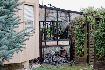 Einfamilienhaus in Brand: Bewohner schwer verletzt - In Niederwiesa brannte der Anbau eines Wohnhauses komplett ab. Foto: Harry Härtel