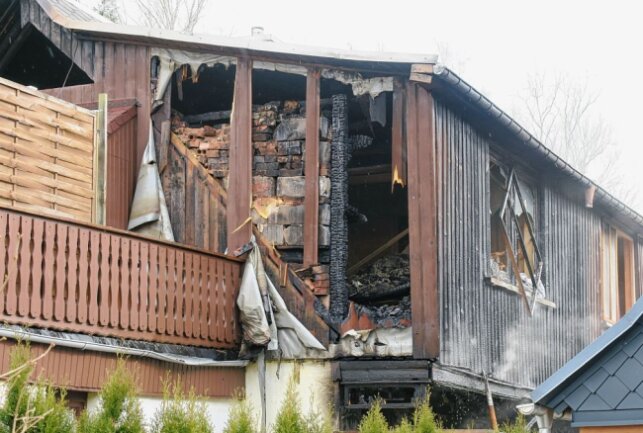 Brand eines Einfamilienhauses in Eibenstock. Drei verletzte Personen wurden gerettet. Foto: Niko Mutschmann