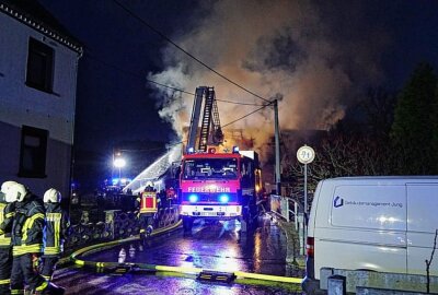Einfamilienhaus in Sachsen steht in Flammen - Gegen 19 Uhr kam es in einem Einfamilienhaus an der Erbgerichtstraße zu einem Brand. Foto: LausitzNews