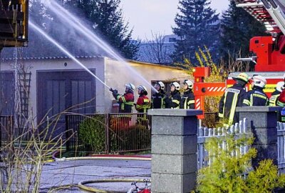 Einfamilienhaus in Sachsen steht in Flammen - Gegen 19 Uhr kam es in einem Einfamilienhaus an der Erbgerichtstraße zu einem Brand. Foto: LausitzNews