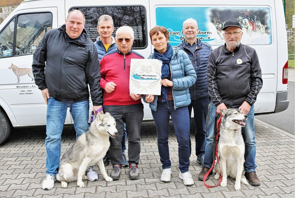 Einführung in den Schlittenhundesport in Weißenborn - Klaus Barth (r.) hat sich für den Aktionstag viele Helfer ins Boot geholt. Foto: Knut Berger