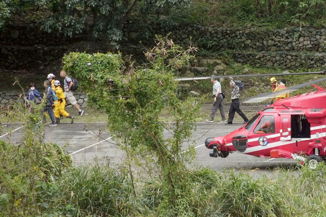 Eingeschlossene Menschen nach Beben in Taiwan befreit - Menschen, die noch nach dem Erdbeben am 3. April im Taroko-Nationalpark festsaßen, konnten gerettet werden und verlassen in Begleitung von Rettungskräften den Hubschrauber.