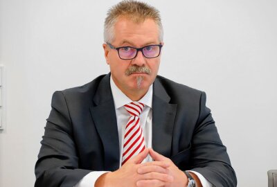 Einhaltung der Corona-Verordnungen wird in Chemnitz videoüberwacht - Ordnungsbürgermeister Miko Runkel. Foto: Harry Härtel/Archiv