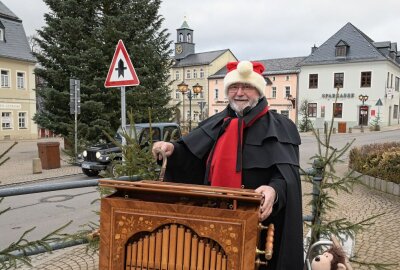Einkaufssamstag in Zwönitz: So stark leidet das Weihnachtsgeschäft - Drehorgelspieler Frank Reuter stand beim langen Einkaufssamstag allein an der Postmeilensäule und Vorbeilaufende mit seiner Musik erfreut. Foto: Ralf Wendland