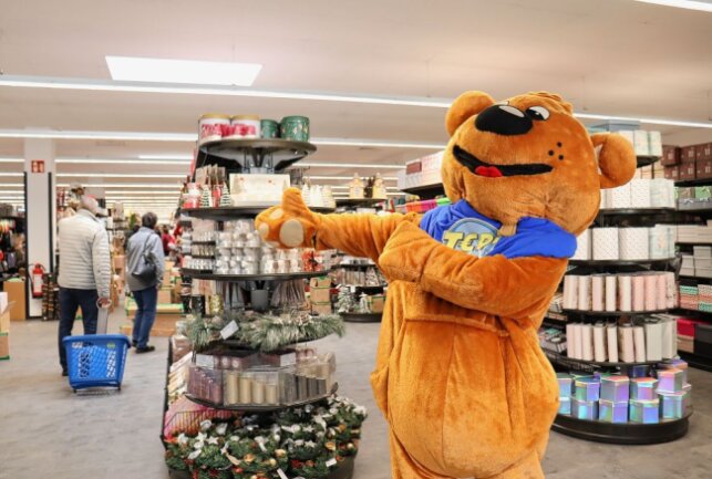 Einkaufszentrum im Erzgebirge punktet mit Vollvermietung - Der Tedi-Bär begrüßte zur Eröffnung die Kunden. Foto: Ilka Ruck