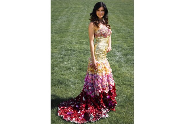Ich hatte ein zauberhaftes Kleid an, verziert mit Rosenblättern und Blattgold.