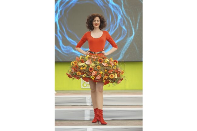 Einmal eine Blumenfee sein - Model Marlene präsentierte ein rotes kurzes Kleid. Der Rock veredelt mit bunten Blüten.  