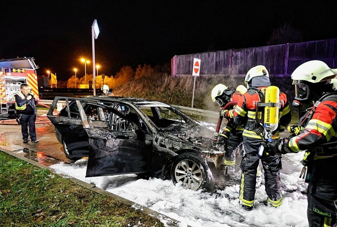 Einsatz auf der A4: Feuerwehren unterbrechen Weihnachtsfeier für dramatischen PKW-Brand - Am Samstagabend kam es zu einen verheerenden Feuerwehreinsatz, bei dem der PKW einer Familie brannte. Foto: Harry Härtel