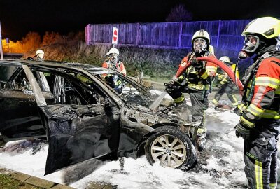 Einsatz auf der A4: Feuerwehren unterbrechen Weihnachtsfeier für dramatischen PKW-Brand - Am Samstagabend kam es zu einen verheerenden Feuerwehreinsatz, bei dem der PKW einer Familie brannte. Foto: Harry Härtel