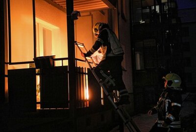 Einsatz der Feuerwehr: Bewohner setzt seinen Balkon in Brand - Am Abend setzte ein Hausbewohner aus bisher ungeklärter Ursache seinen Balkon in Brand. Foto: Chempic