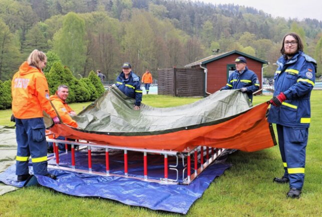 Einsatz des Technischen Hilfswerks im Freibad Erdmannsdorf - Das THW-Team baute unter anderem provisorische Wasserbecken auf. Foto: Knut Berger