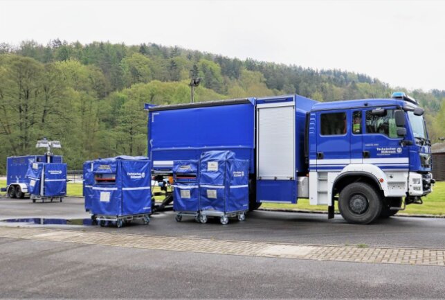Einsatz des Technischen Hilfswerks im Freibad Erdmannsdorf - Die ehrenamtlichen Rettungskräfte rückten mit mehreren Fahrzeugen an. Foto: Knut Berger