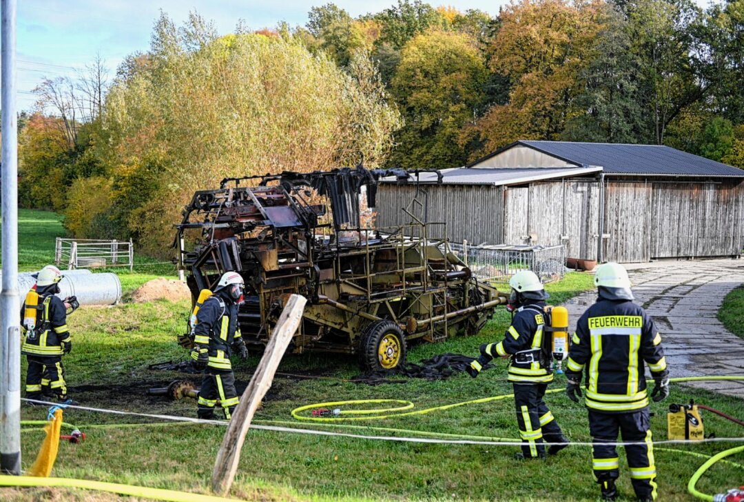 Einsatz in Dürrhennersdorf: Erntemaschine steht in Flammen - Erntemaschine steht in Flammen. Foto: LausitzNews/ Philipp Grohmann