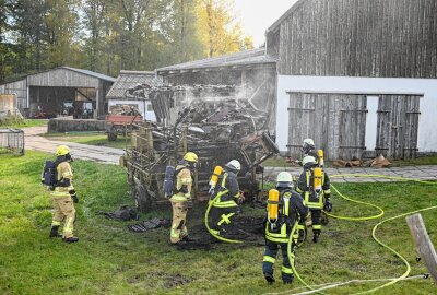 Einsatz in Dürrhennersdorf: Erntemaschine steht in Flammen - Erntemaschine steht in Flammen. Foto: LausitzNews/ Philipp Grohmann