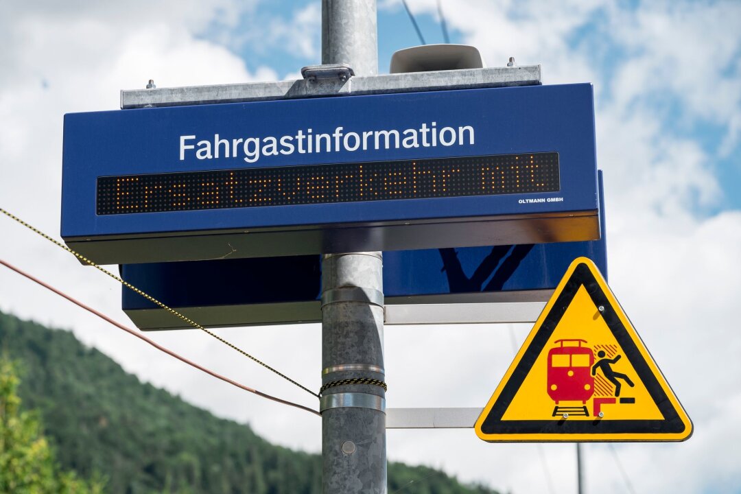 Einschränkungen auf Bahnstrecken ab Donnerstag - Ein Hinweisschild der Deutschen Bahn.