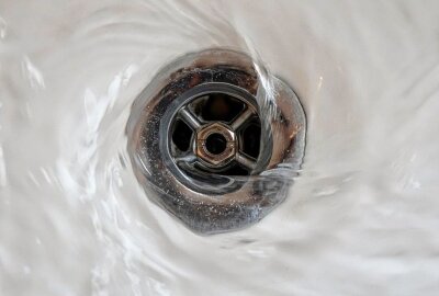Einsparpotenzial Warmwasser: So wird duschen nicht zum Luxus - Warmwasser wird immer teurer - unsere Tipps helfen dabei, sein Geld nicht den Abfluss herunterzuspülen. Foto: Pixabay