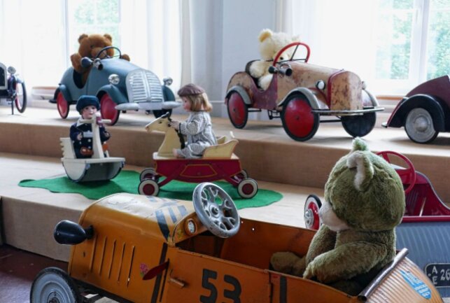 Einst stärkster Omnibus der Welt ist in Gelenau zu bestaunen - Puppen dürfen bei der Sommerschau nicht fehlen. Foto: Andreas Bauer