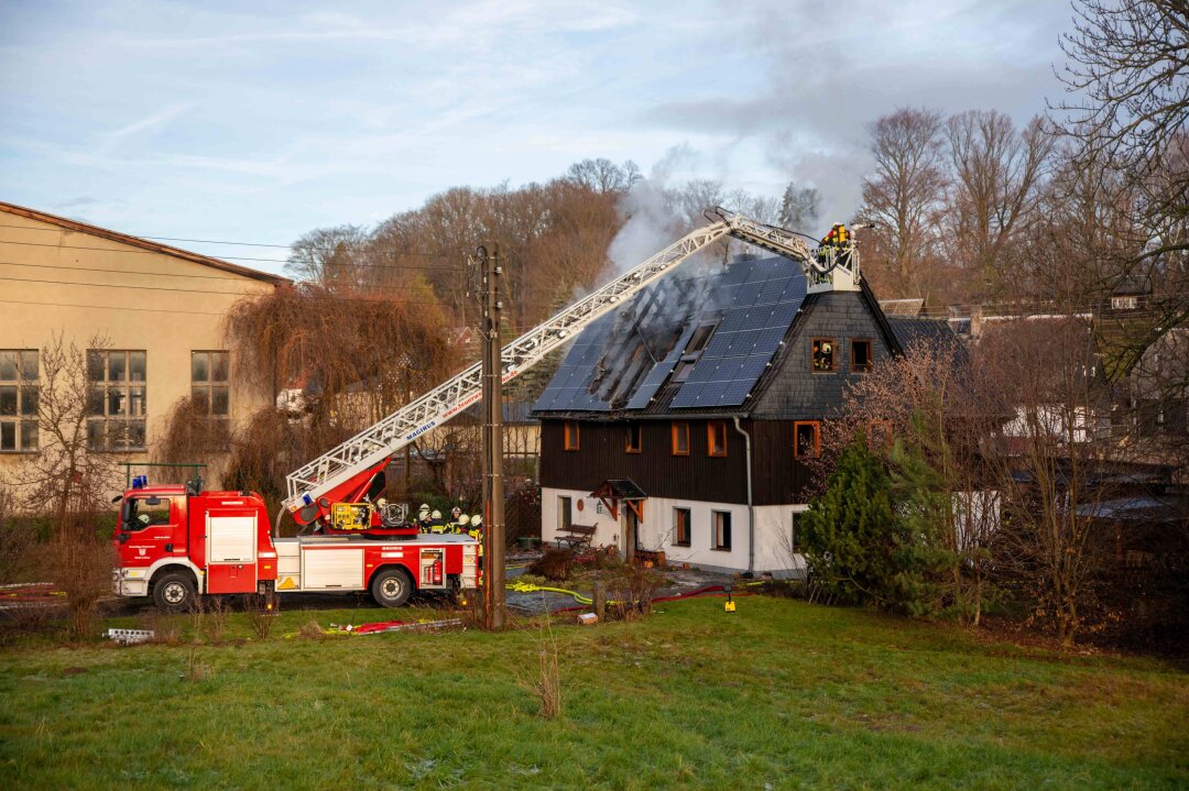 Einsturzgefahr: Wohnhausbrand in Sachsen beschäftigt Rettungskräfte - In Strahwalde kam es zu einem Gebäudebrand. Foto: xcitepress/Thomas Baier 